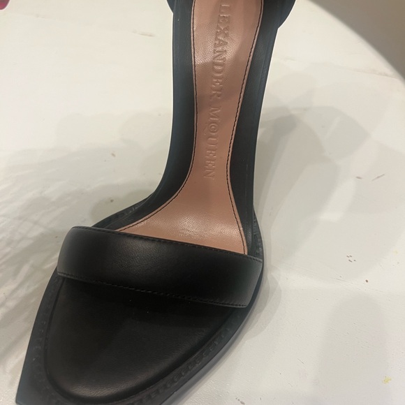 Alexander McQueen
Leather fringe heels - Picture 2 of 4